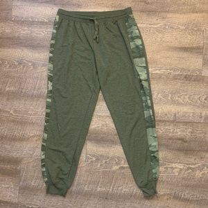 Splendid Green Camo side joggers womens Size Small